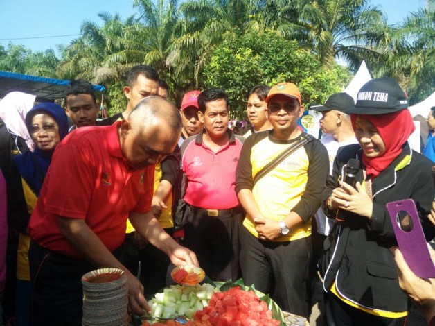 Gubri Bagikan Buah Pada Masyarakat