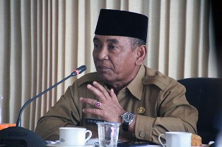 Harris Kunjungi Warga Teratak Buluh