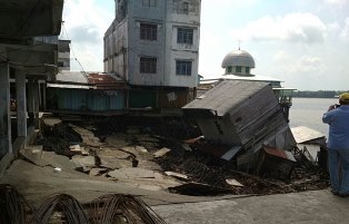 Jalan Beton dan 2 Gedung di Kuala Enok Runtuh