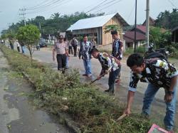 Antisipasi Lakalantas , Polsek ,Upika dan IPK Tandun  Gotong Royong Bersihkan Median Jalan 