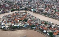 Ngeri, Warga Jabodetabek Dikepung Banjir dan Covid