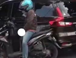 Bejat !, Pemotor tertangkap kamera onani di depan SD