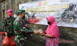 Bagikan Nasi Bungkus, Warga Kurang Mampu Setiap Hari Disambangi Tim TNI-Polri