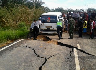 Jalan Penghubung Desa di XII Kota Kampar Putus