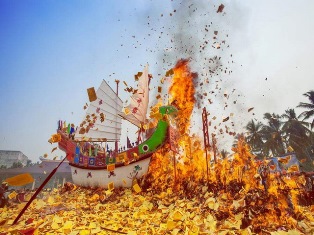 Berita Budaya - Ritual Bakar Tongkang "Tahun Ini Rezki Datang dari Laut"