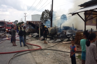 Percikan Api Mesin Ketam, Hanguskan Empat Unit Bangunan Semi Permanen di Jalan Garuda Sakti