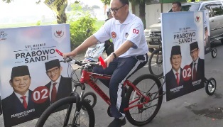 Spanduk Pasangan Prabowo-Sandiaga Diarak Keliling Pakai Sepeda