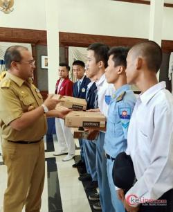 Gubernur Babel Beri Hadiah Kepada Mahasiswa dan Siswa SMA/SMK