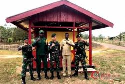 Pamtas RI-PNG Yonif 411/Pandawa Kostrad dengan Warga Bangun Pos Kamling