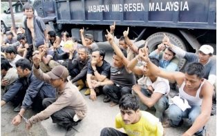 KBRI Minta TKI Kembali Saja Sebelum Dirazia Imigrasi Malaysia