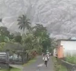 Pintu Masuk Lokasi Bencana Gunung Semeru Dijaga Ketat