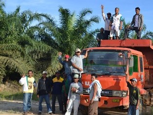 Warga Logas Hadang Truk PT CSR