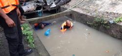 Bocah 3 Tahun Hanyut di Parit Pintu Air Dam di Senapelan, Tim SAR Lakukan Pencarian 