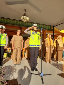 Ajak Siswa Siswi Tertib Berlalu Lintas, Polresta Pekanbaru Kunjungi SMPN 1 Pekanbaru