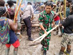 Anggota Koramil 1710-04/Tembagapura Danramil Hadiri dan Amankan Jalannya Acara Adat Bakar Batu