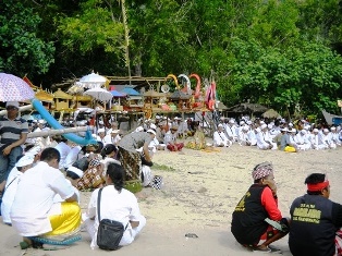 Info Traveling - Ramadhan, Banyuwangi Mengadakan Pengajian Pinggir Pantai