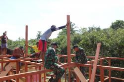 Maknai Hari Juang TNI AD, Prajurit TNI Ikut Gotong Royong Bangun Rumah Warga di Kampung Sipias