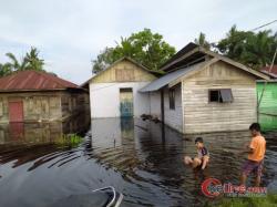 Curah Hujan cukup Tinggi, Camat Sei kepayang  dan  BPBD Asahan Turun Langsung kelokasi Banjir