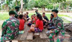 Yonif 411 Kostrad Bagikan Buku Bacaan di Perbatasan RI-PNG