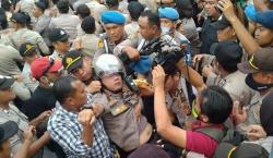 Kapolresta Pekanbaru Jatuh Pingsan Saat Pengaman Demo Masiswa