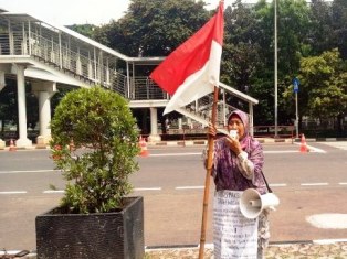 Jalan Kaki dari Rohil, Nenek Endang Demo Sendiri di Gedung KPK