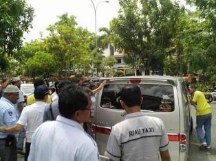 Supir Taksi Konvensional Swepping Taksi Uber