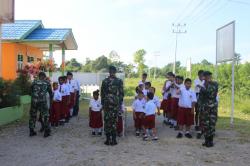 Satgas Yonif 755 Kostrad Bersama Anak-Anak Disabilitas Laksanakan Upacara Bendera Pertama Kali di Mi