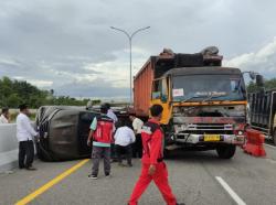 Diduga Akibat Rem Blong, Truk Tronton Tabrak 3 Mobil di Exit Tol Permai