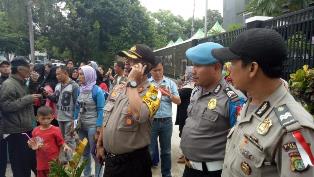 Aksi Unjuk Rasa Dikawal Polisi Depan Kantor BPN