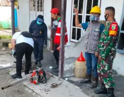 Babinsa Koramil 1710-02/Timika Lakukan Fogging DBD Bersama Tim Dari Dinas Kesehatan