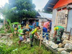 Satgas Yonarmed 1 Kostrad Gotong Royong Bantu Renovasi Rumah Warga Dusun Waekiku