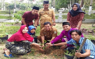 Wazarman Bersama 10 Perwakilan Pemuda/i Bandar Seikijang Tanam Pohon di Kantor Camat