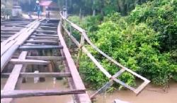 Warga Rohul Dibantu Babinsa Sebrangi Jembatan Rusak