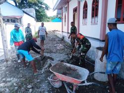 Babinsa Koramil 1710-02/Timika Bersama Warga Kerja Bakti Bangun Gereja