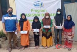 Rumah Yatim Serahkan Bantuan Pendidikan untuk Yatim dan Dhuafa di Pekanbaru