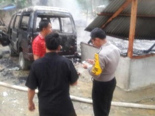 Rumah Tersangka Cabul Dibakar Massa