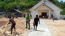 Satgas Yonif 413 Kostrad Gelar Karya Bhakti di Gereja Kampung Gambut Bersama Warga