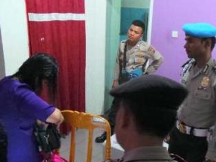 Dirazia Petugas, Wanita Ini Sembunyi di Toilet