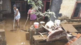 Banjir, Lumpur Masuk Rumah di Tasimalaya