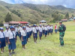 Satgas Yonif Mekanis 203/AK Latihkan Baris Berbaris Kepada Murid SMPN 1 Malagay