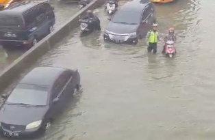 Polantas Kerja Extra Bantu Macet Pantura