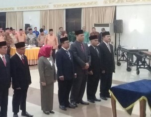 Akhirnya, Gubri Lantik Komisioner KI dan KIP Riau