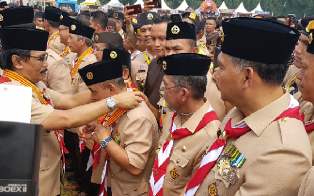 Bupati Harris Terima Lencana Melati di HUT Pramuka ke-56