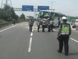 Kecelakaan di Tol, Penumpang Rebut Kemudi Bus pariwisata Tabrak Truk