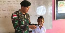 Satgas Yonarmed 1 Kostrad Berikan Edukasi Sikat Gigi Sehat Kepada Anak-Anak di SDN 283 Maluku