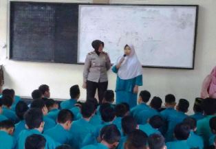 Sat Binmas Polresta Pekanbaru Sambangi Sekolah