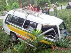 Mobil Minibus Nyemplung Keparit Bekoan,1 Tewas 4 Luka Ringan