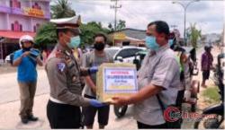 Satlantas Polres Rohil Bagikan Sembako dan Masker bagi Pekerja Betor Di Ujung Tanjung 