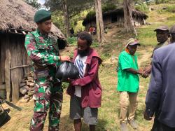 Duka Warga Terobati Pasca Satgas Yonif Mekanis 203/AK Berikan Sembako