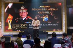 Berhasil Tangani Karlahut ,Kapolda Riau Terima Penghargaan Indonesia Award 2020